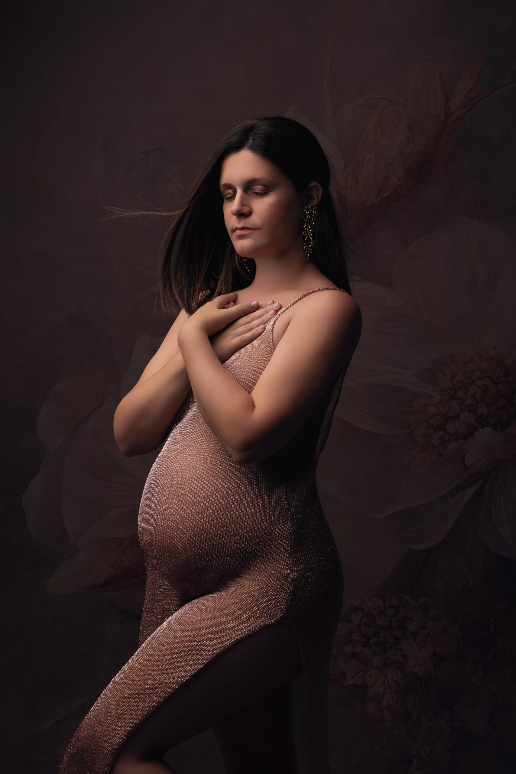 Fotografia de gravida num fundo de flores. florido.